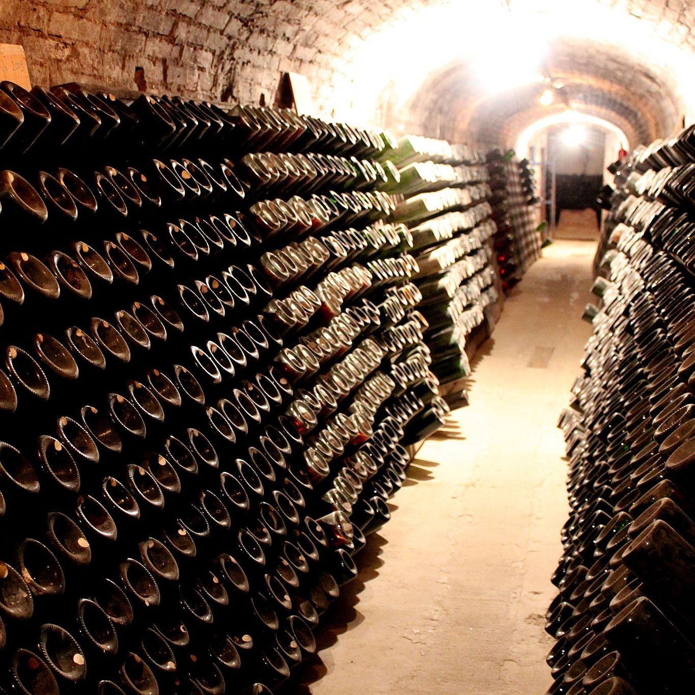 Un almacén lleno de muchas botellas de vino.