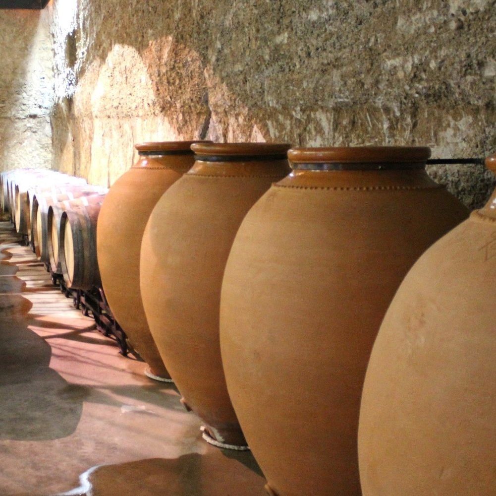 Una fila de ollas de barro están alineadas una al lado de la otra
