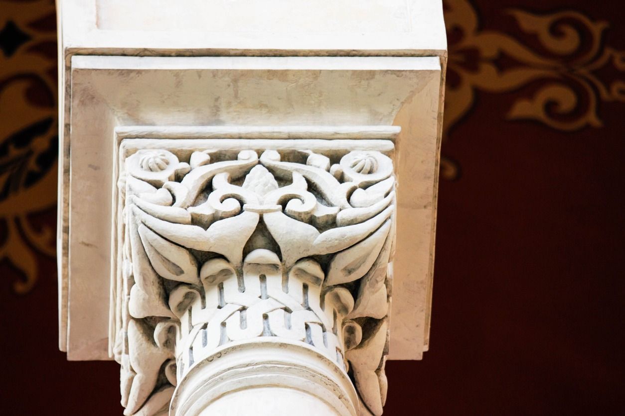 Un pilar blanco con un diseño floral.