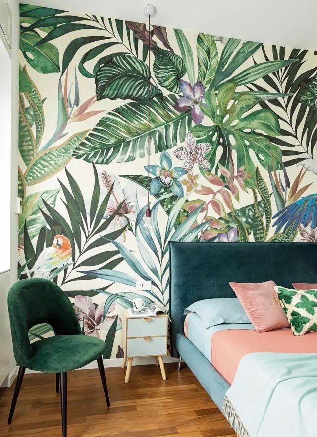 Camera a tema rosso con finestra. Dispone di sedia, tavolino e tavolo espositivo. Decorazioni murali.