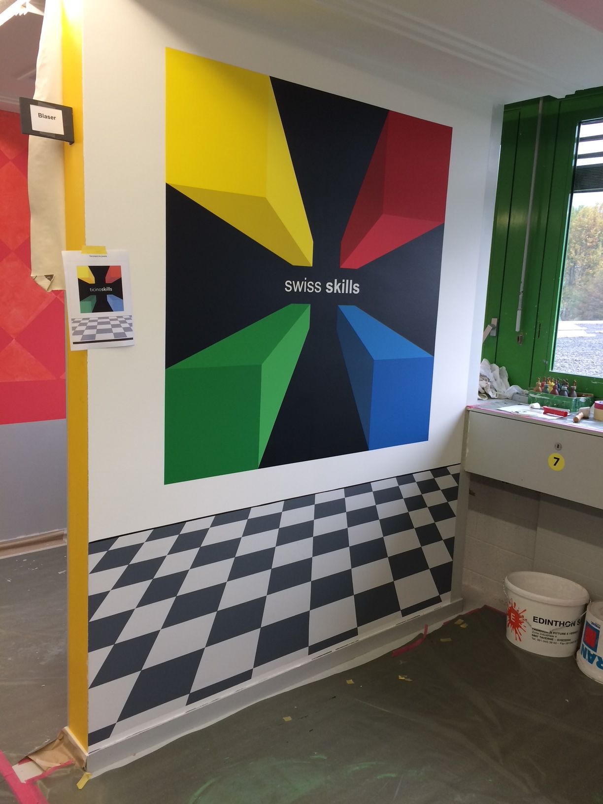 Esterno del Centro sportivo Valgersa con pareti grigie e arancioni, di giorno.