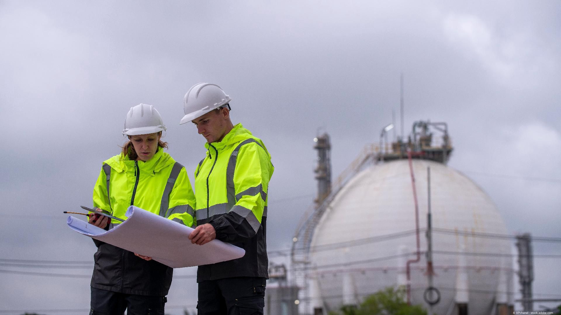 Zwei Personen gehen den Plan durch