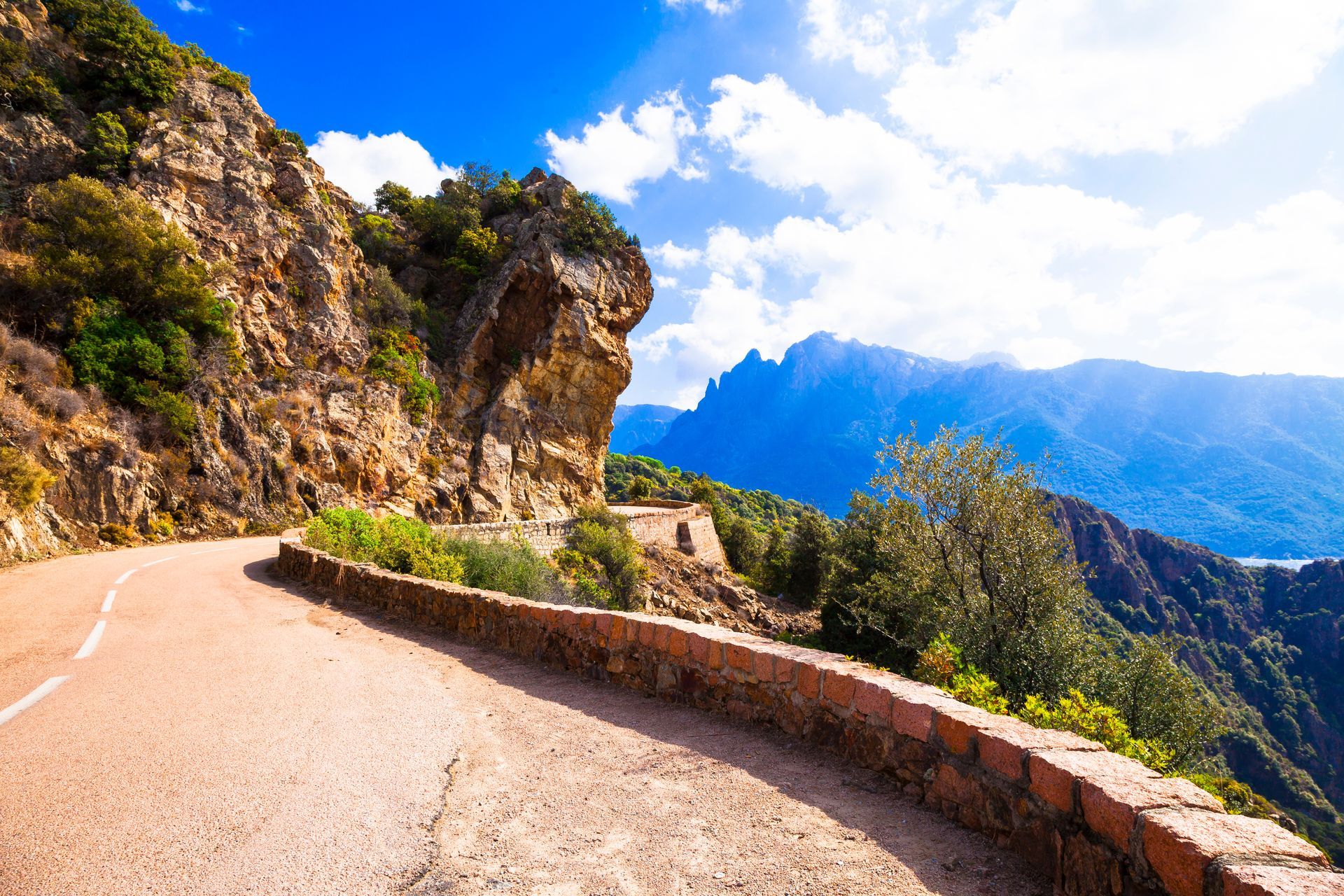Photo d'une route corse sinueuse