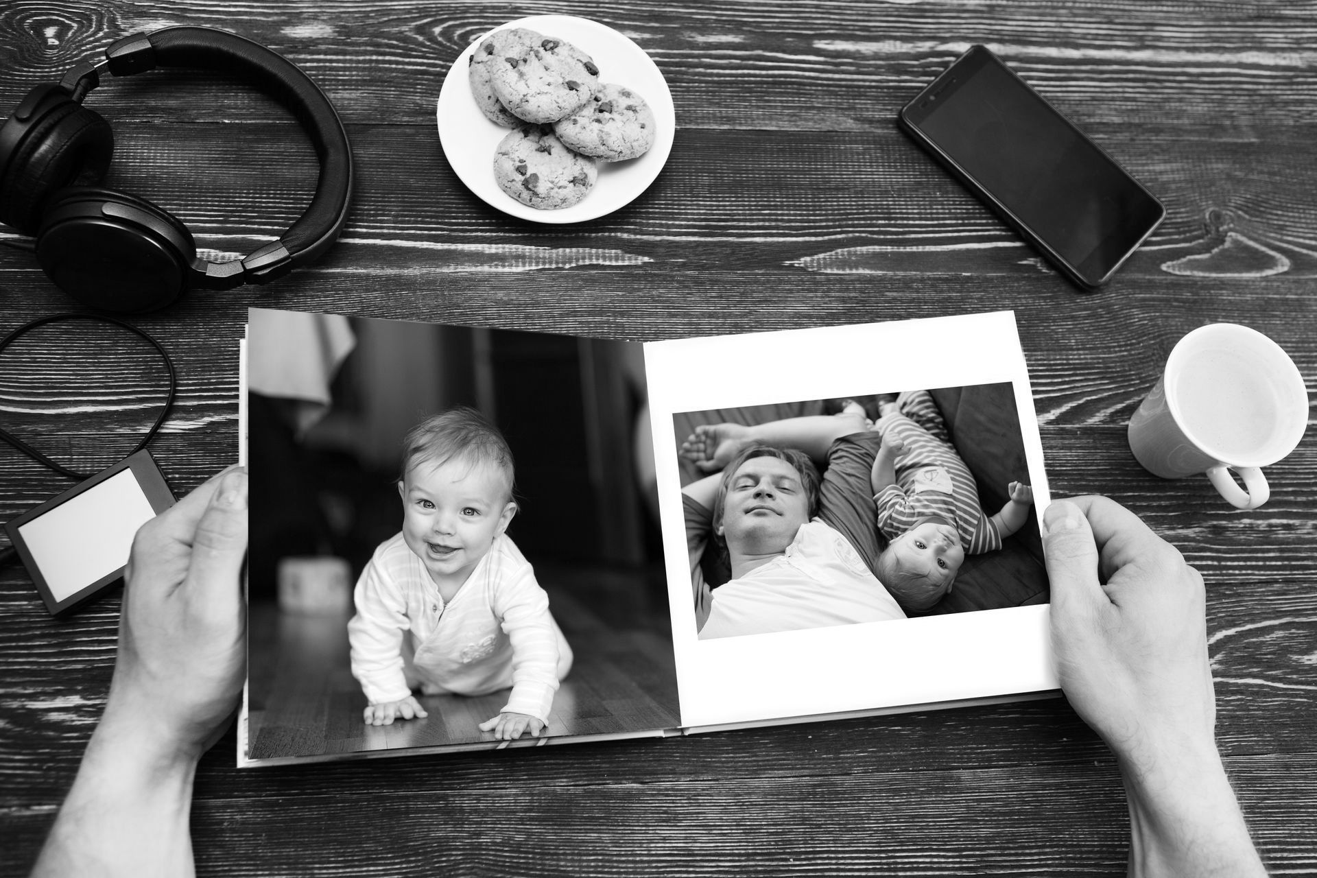 Un album, un casque et un téléphone