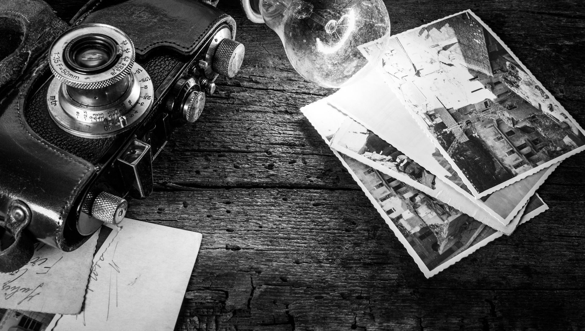 Un appareil photo sur une table