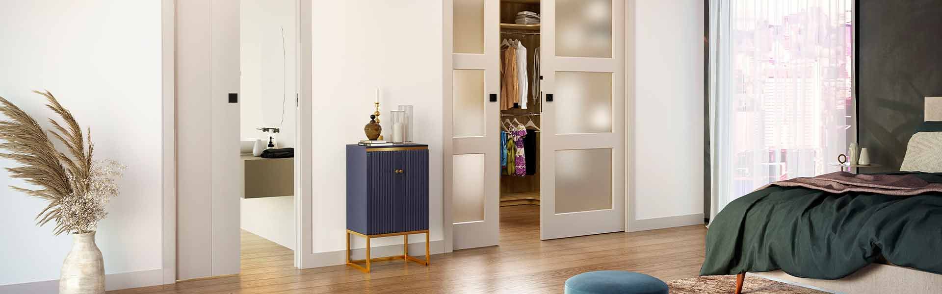 Une chambre à coucher avec une porte coulissante