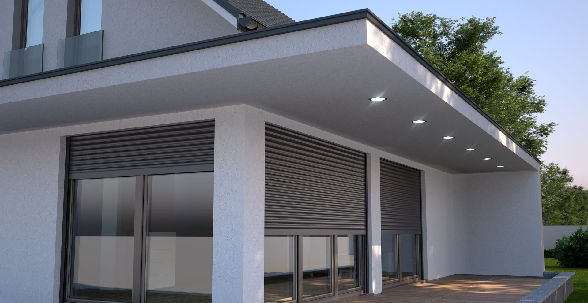 Une terrasse et une maison avec des volets roulants en aluminium