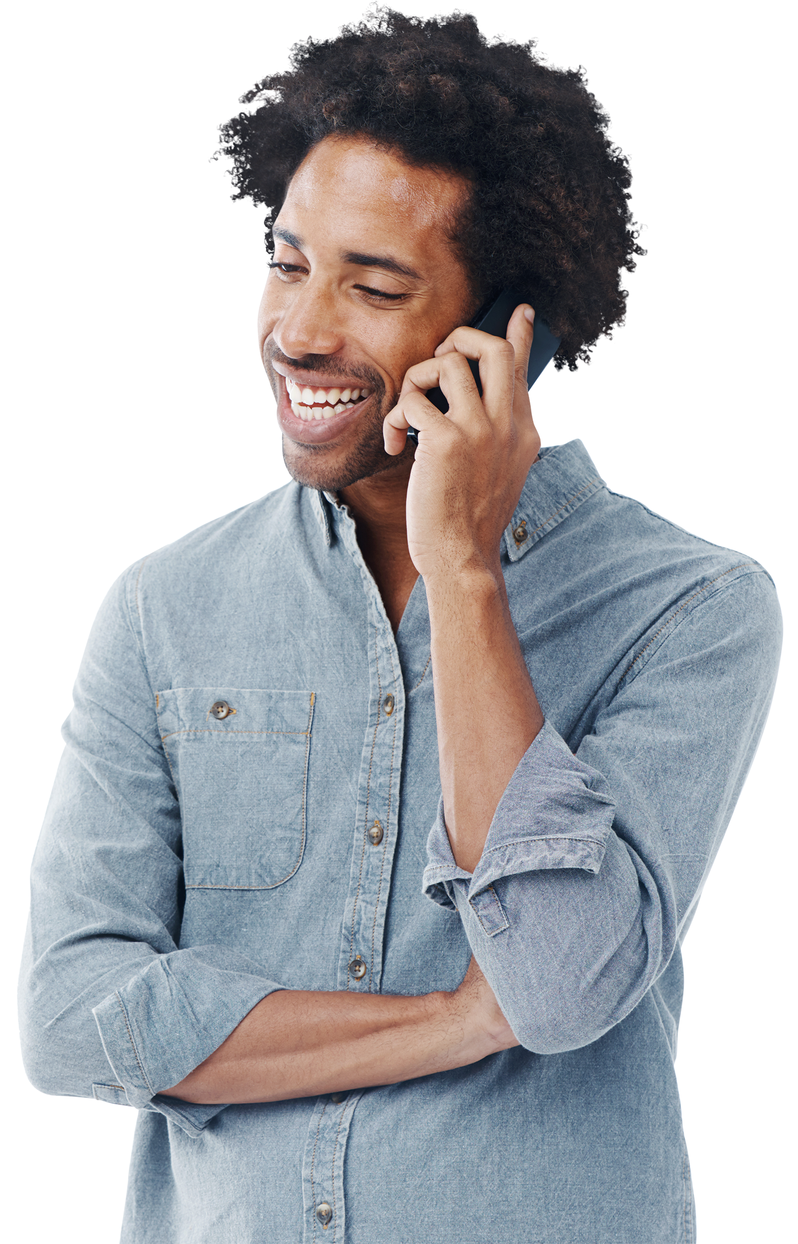 Une personne souriante au téléphone