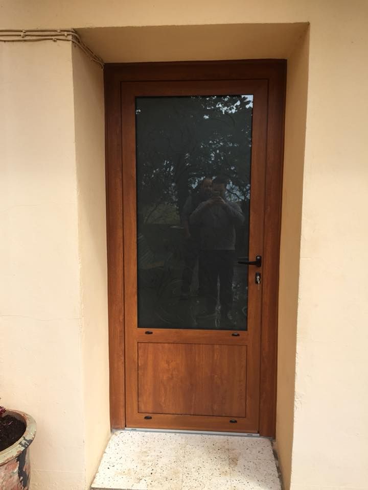 Une porte d'entrée en bois