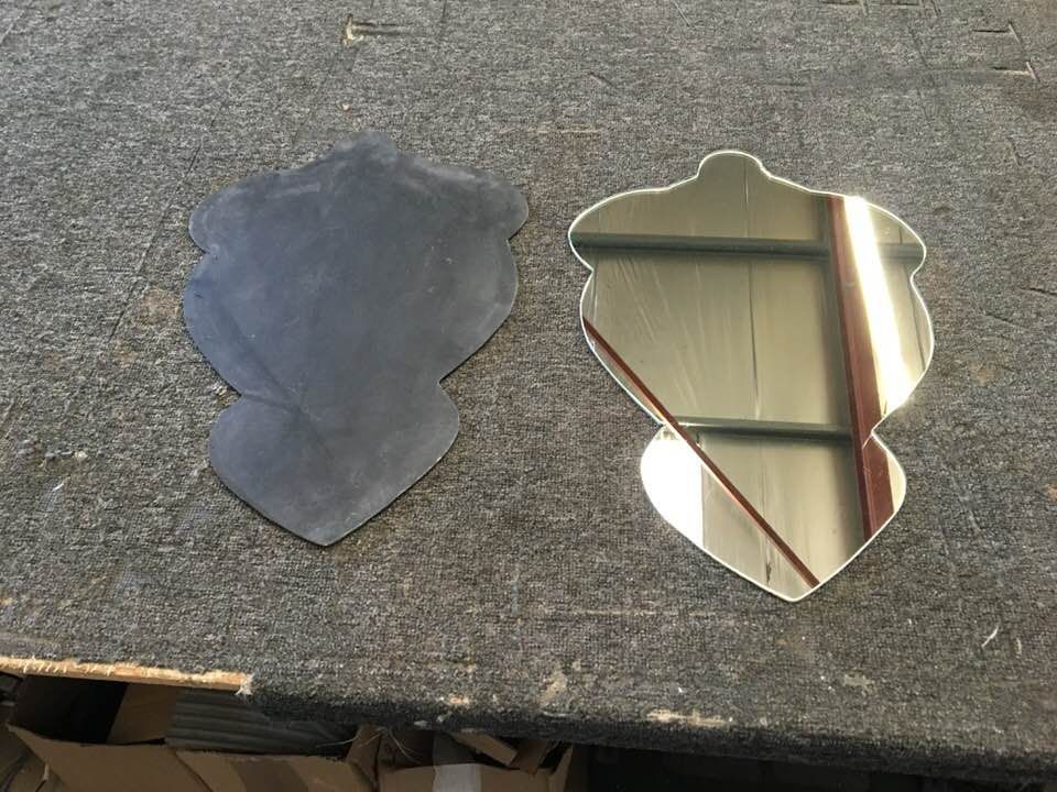 Deux miroirs de forme arrondie