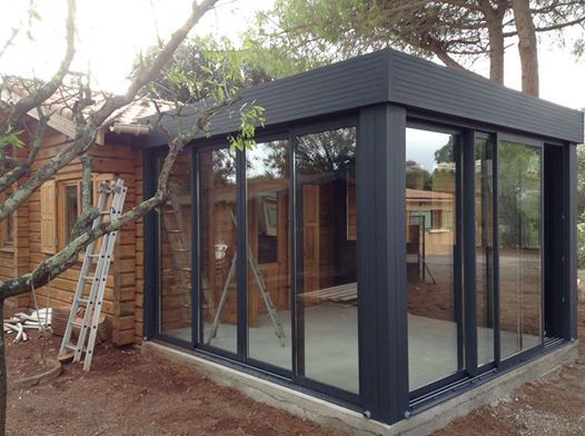 Une véranda en aluminium foncé