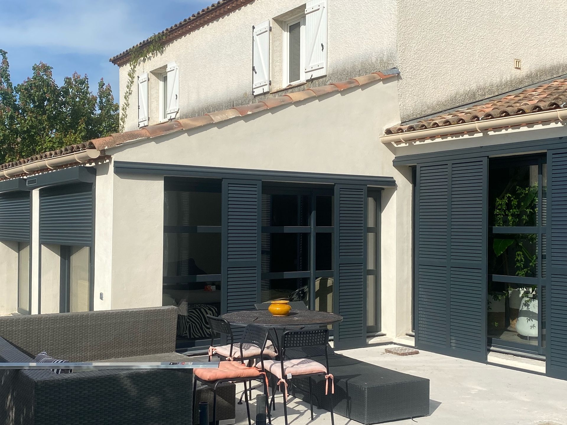 Terrasse et volets battants bleu foncé