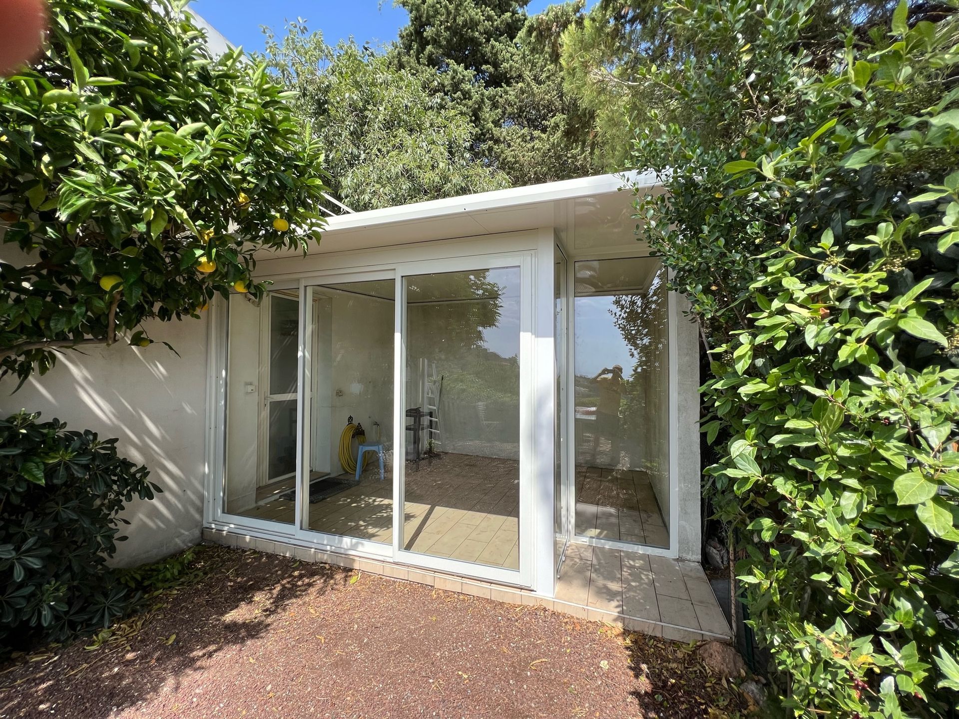 Pergola fermée par une baie coulissante