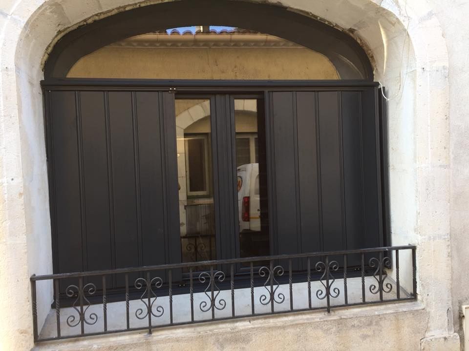 Balcon avec volets et garde-corps en métal