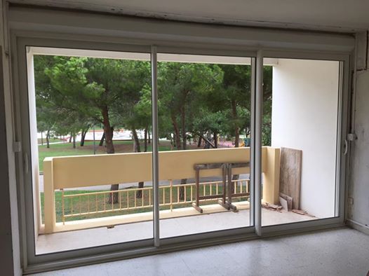 Baie coulissante avec vue sur balcon