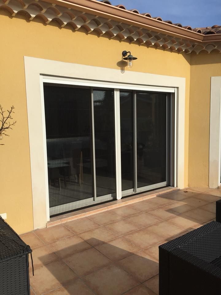 Fenêtre coulissante d'une maison vue de l'extérieur