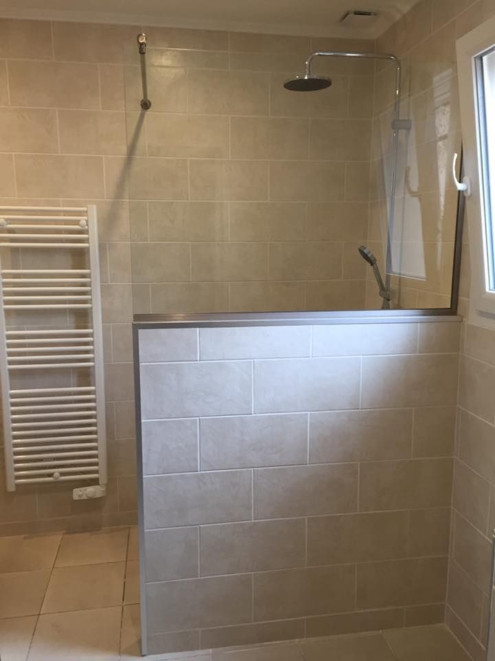 Une douche avec une vitre