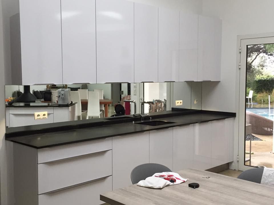 Un miroir dans une cuisine