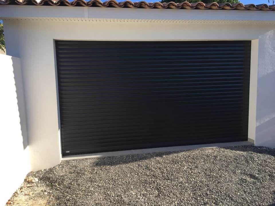 Une porte de garage en aluminium foncé
