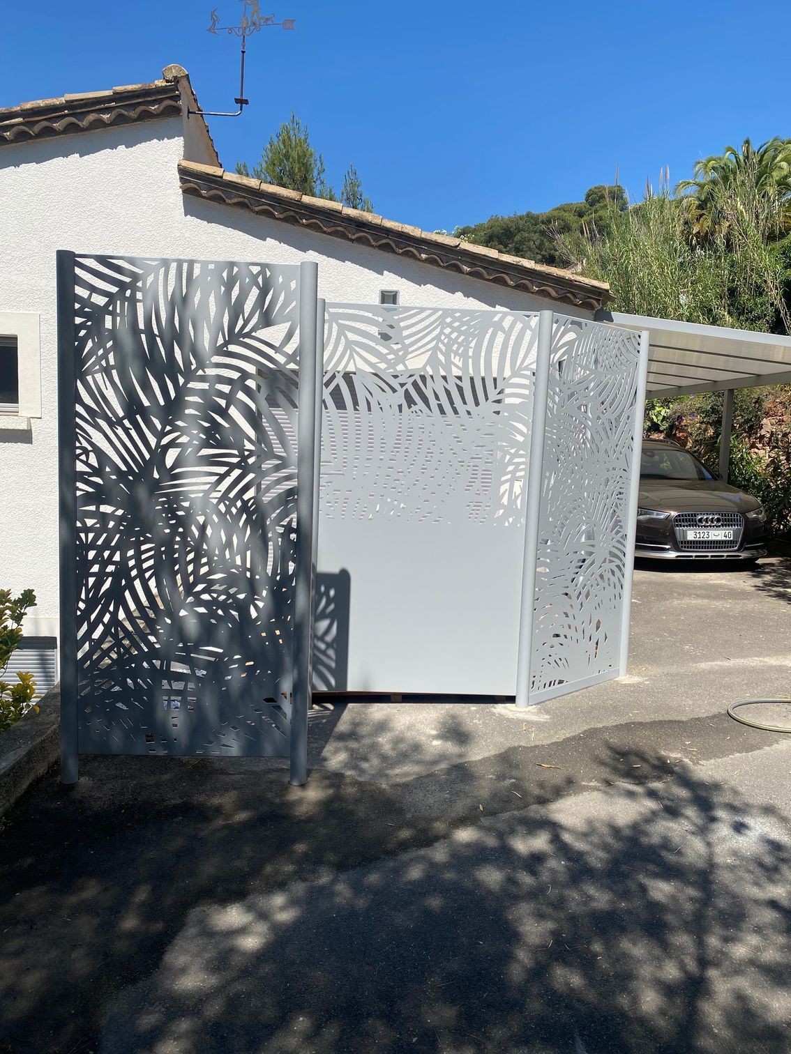 Un portail en aluminium avec des détails décoratifs