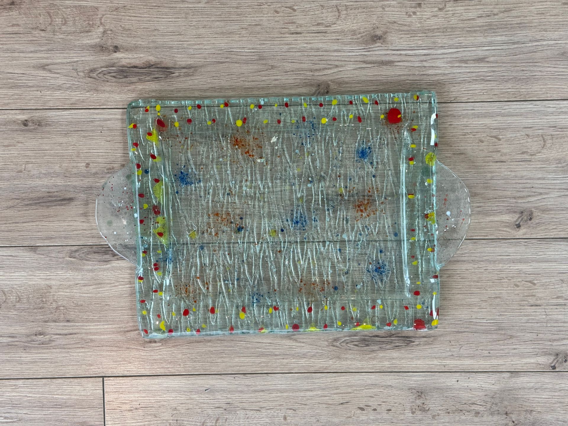 Un plateau en verre coloré