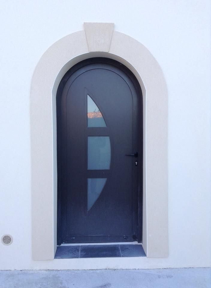 Une porte d'entrée arrondie