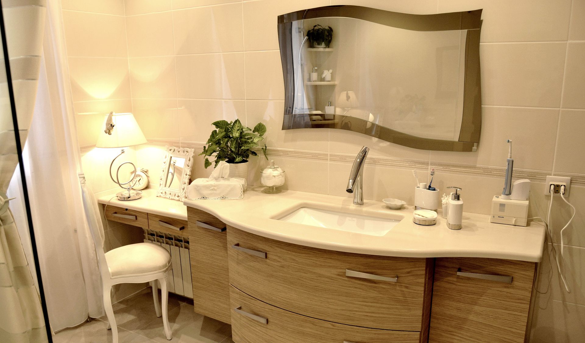 Un miroir dans une salle de bains