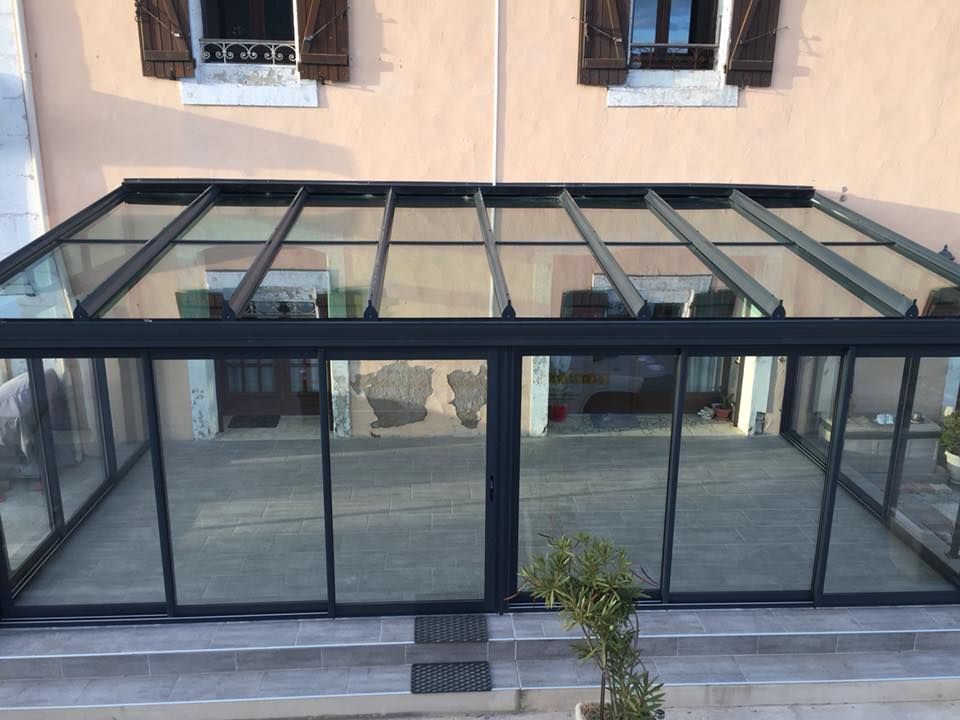 Une véranda en aluminium et en verre