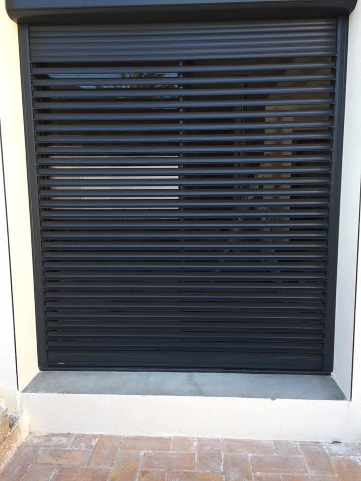 Un volet roulant fermé