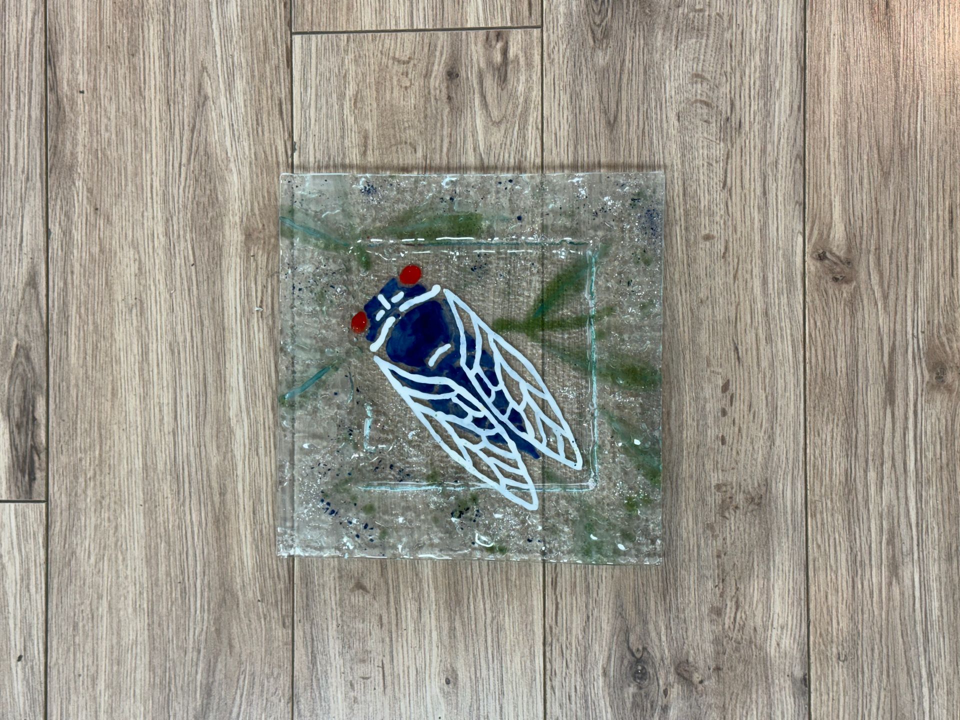 Un carré de vitre avec décoration