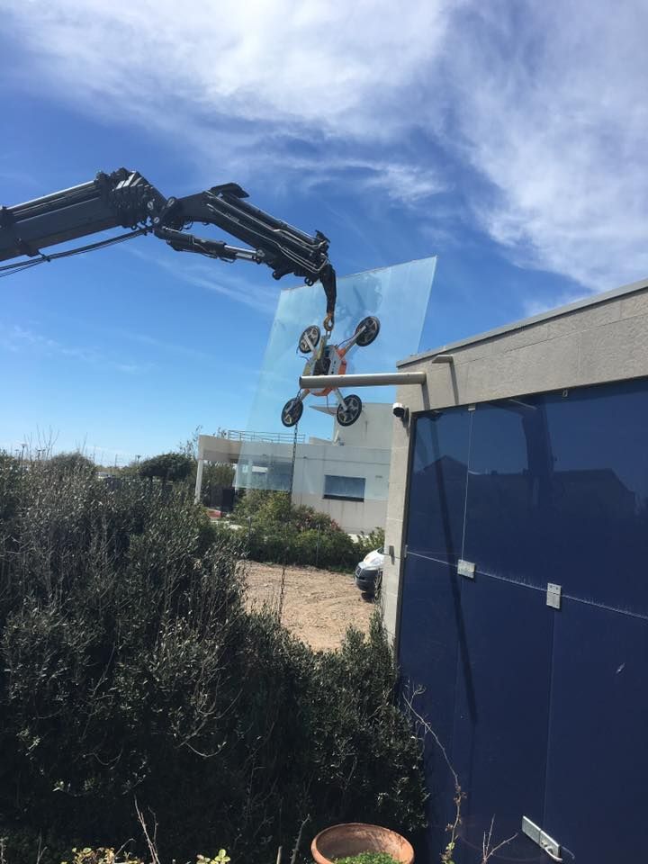 Une vitre portée par une grue