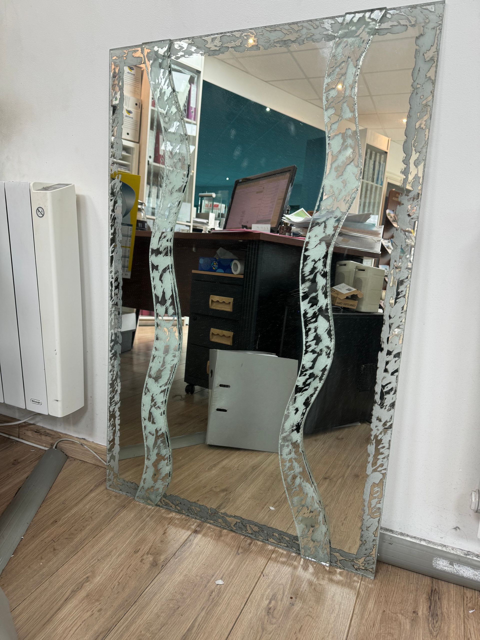 Un grand miroir dans une pièce de vie