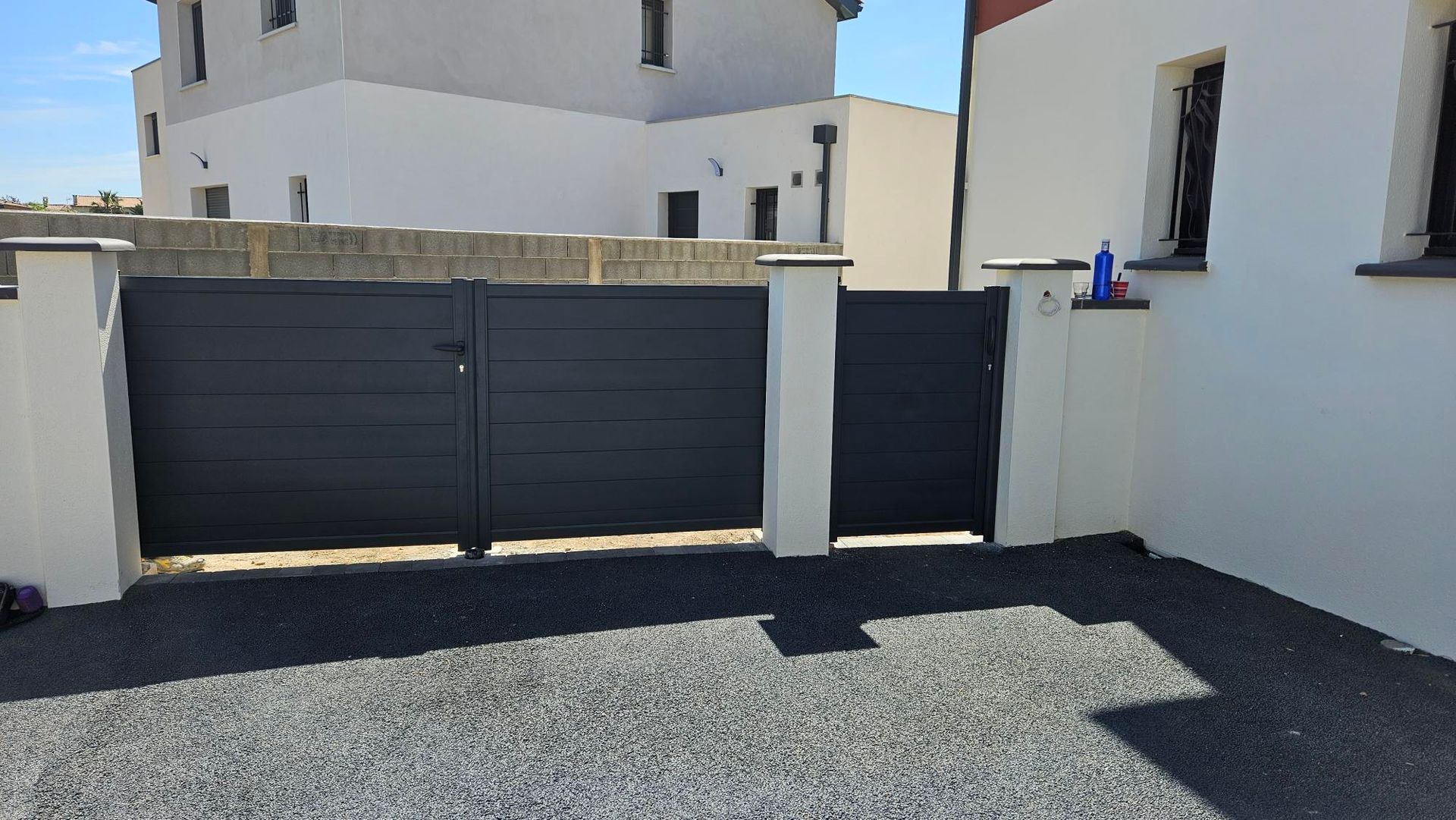 Un portail avec un portillon