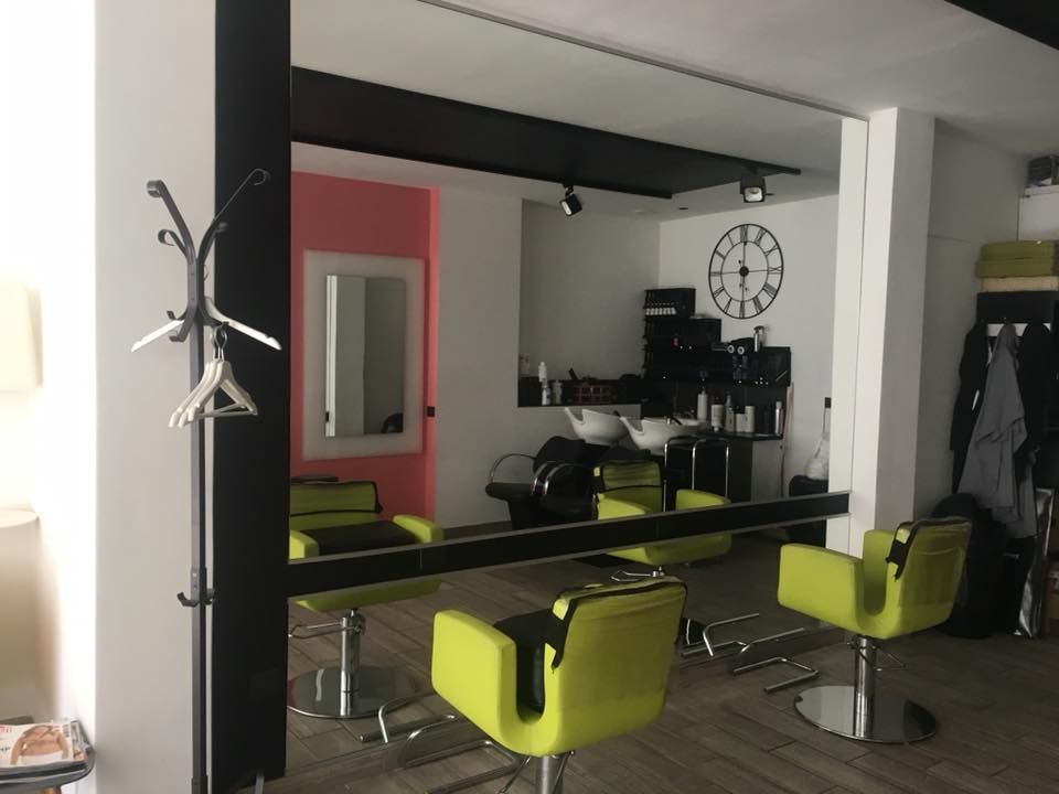 Un miroir dans un salon de coiffure