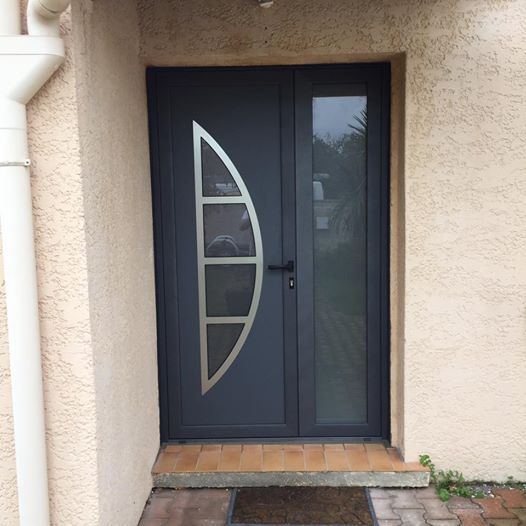 Une porte d'entrée avec des vitres