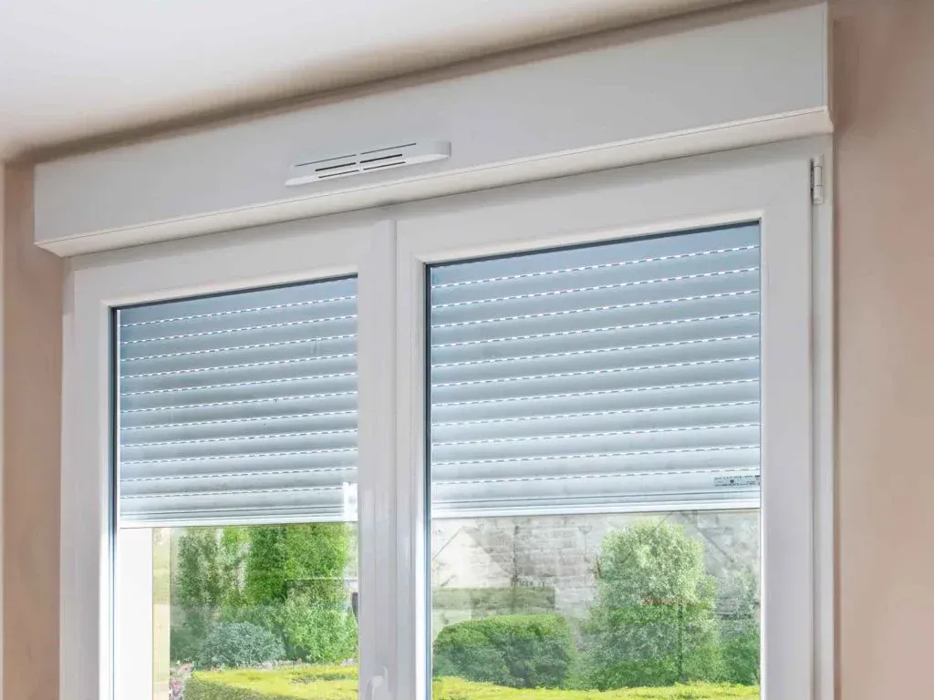 Un volet roulant motorisé blanc