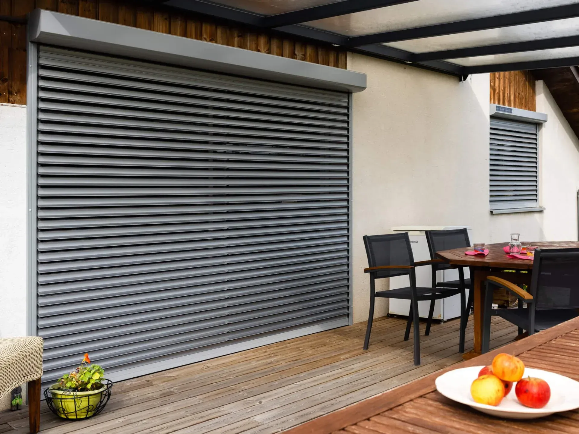 Un volet roulant motorisé et une terrasse en bois