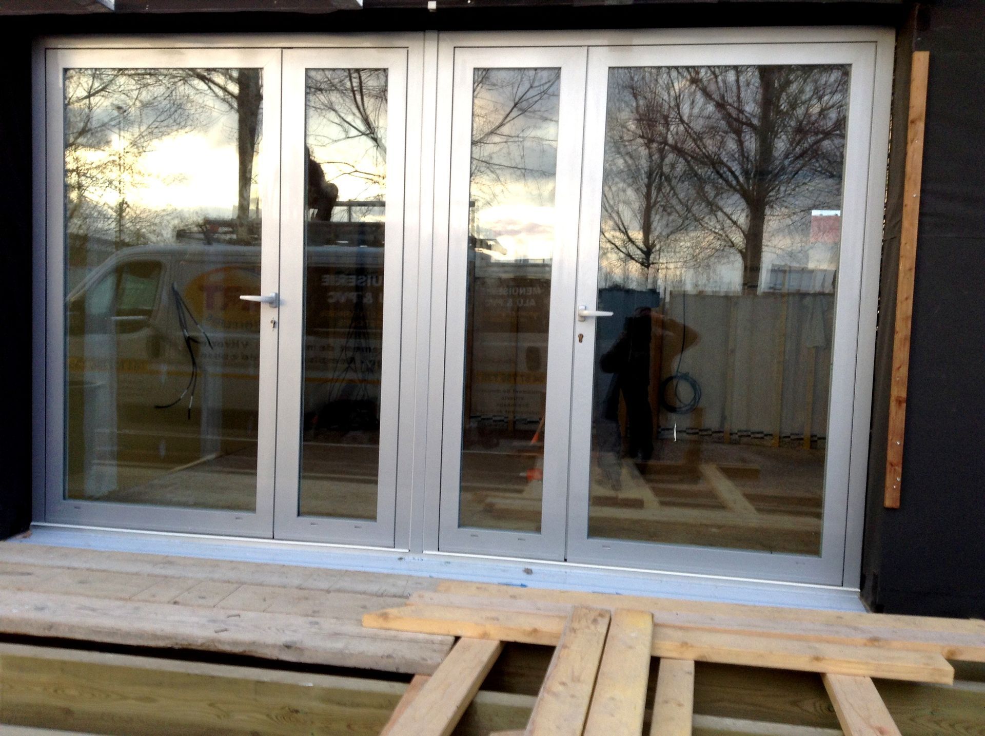 Des baies vitrées et une porte d'entrée en verre