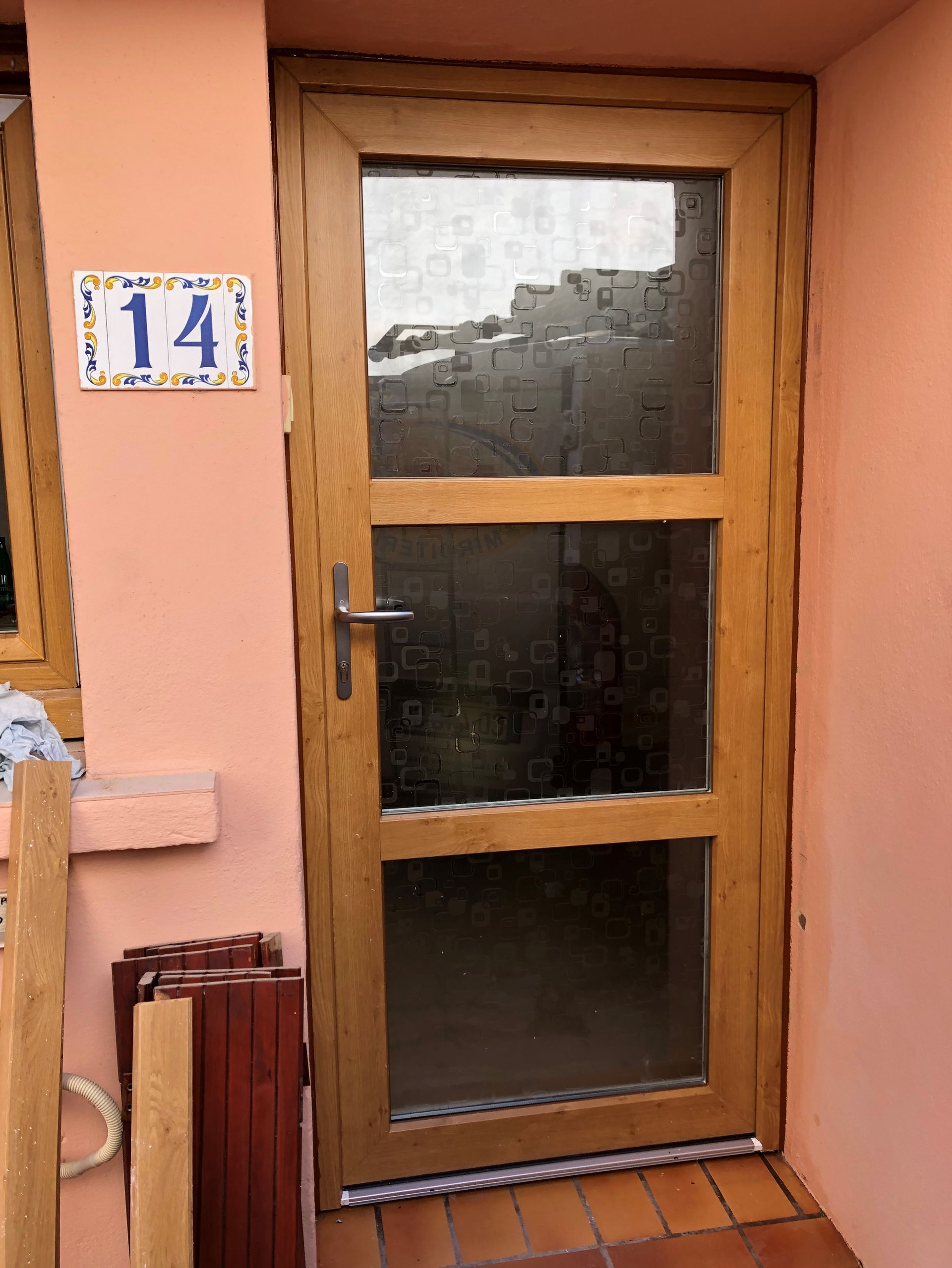 Une porte d'entrée en bois