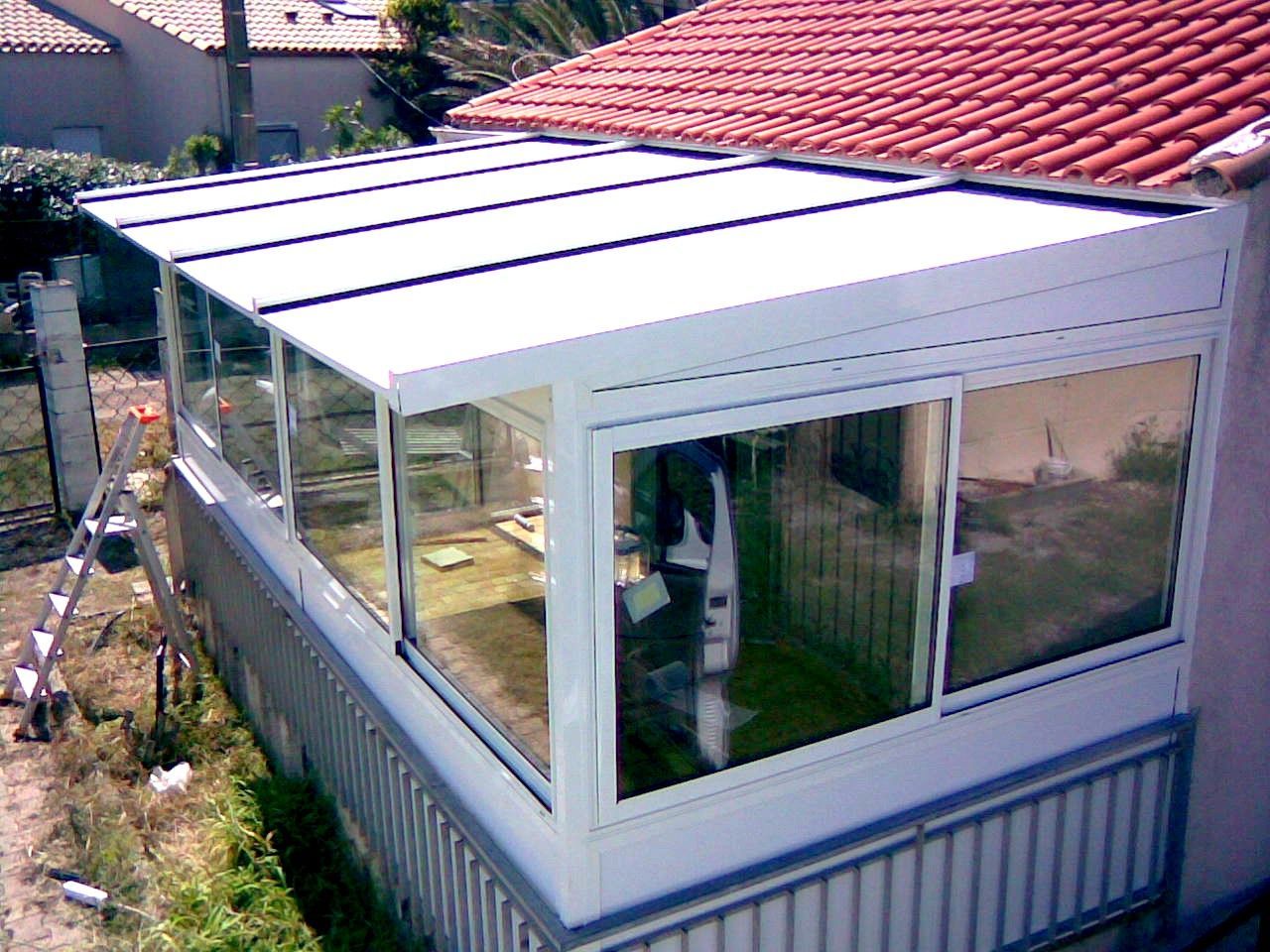 Une véranda avec marquise