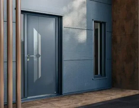 Façade foncée avec fenêtre et porte d'entrée