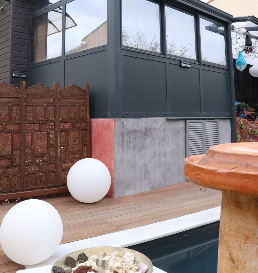 Une véranda en aluminium couleur gris foncé