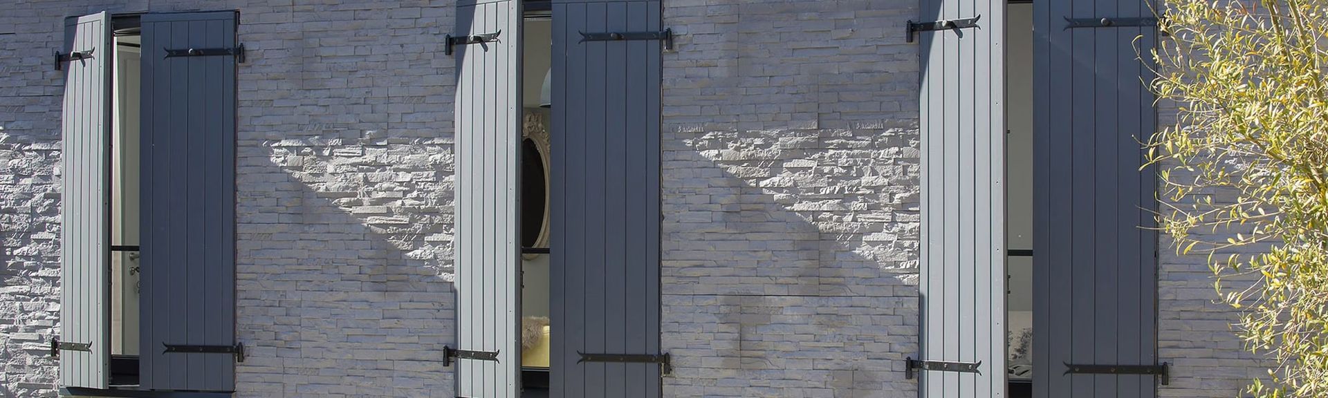 Série de volets battants de la marque Somfy