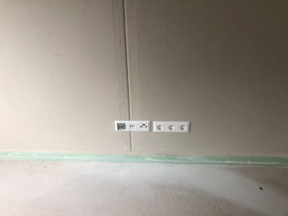 In einem Raum befinden sich zwei Steckdosen an der Wand.