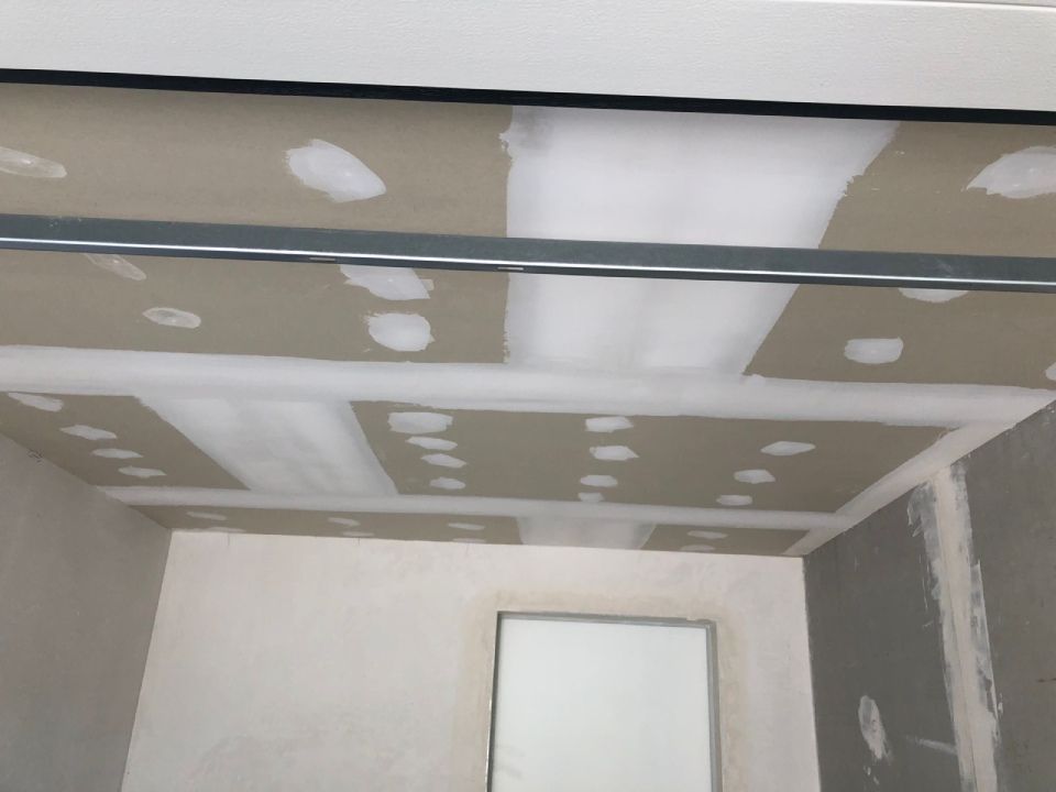 Ein Raum, dessen Decke gerade renoviert wird