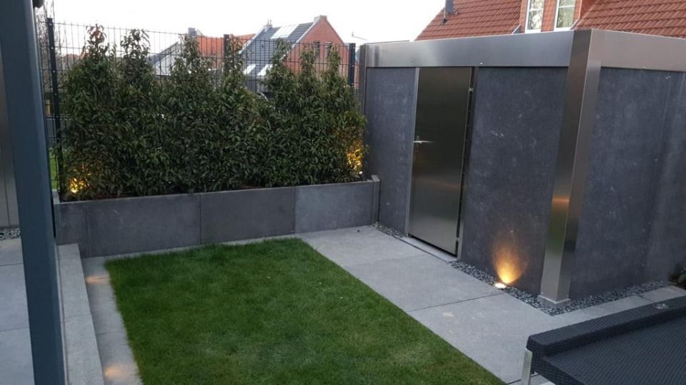 Im Hinterhof befindet sich eine Edelstahltür.