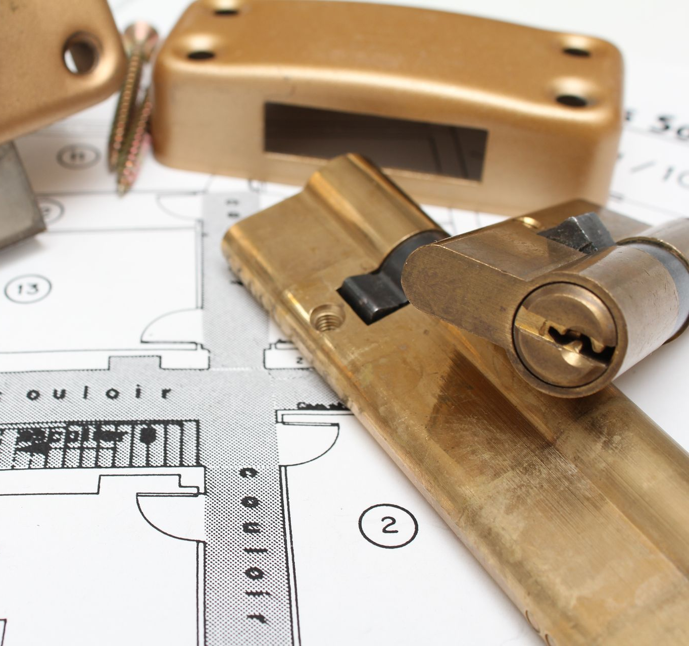 Cadenas en laiton sur les plans architecturaux, avec clé et mécanisme de verrouillage en haut
