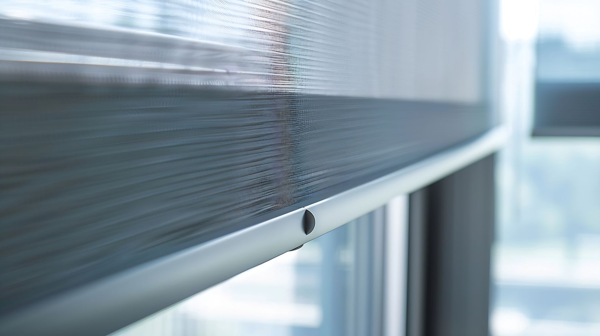 Store de protection solaire installé sur une fenêtre.