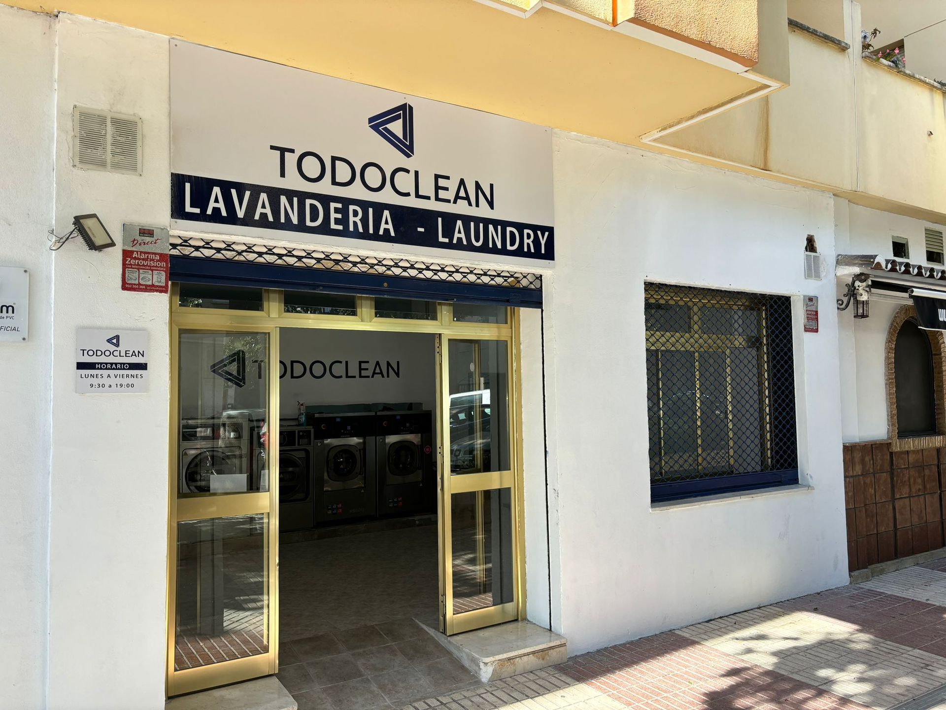 Una lavandería con un cartel que dice todoclean lavanderia lavandería