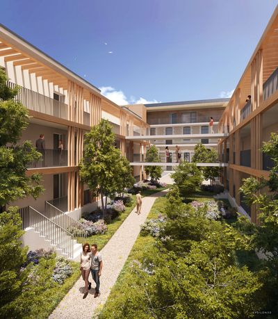 Cour intérieure avec balcons. Des passants empruntent un chemin de pierre bordé d'arbres et de parterres de fleurs.